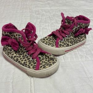 3️⃣ for $10  Toddler girls size 5 OshKosh leopard high tops